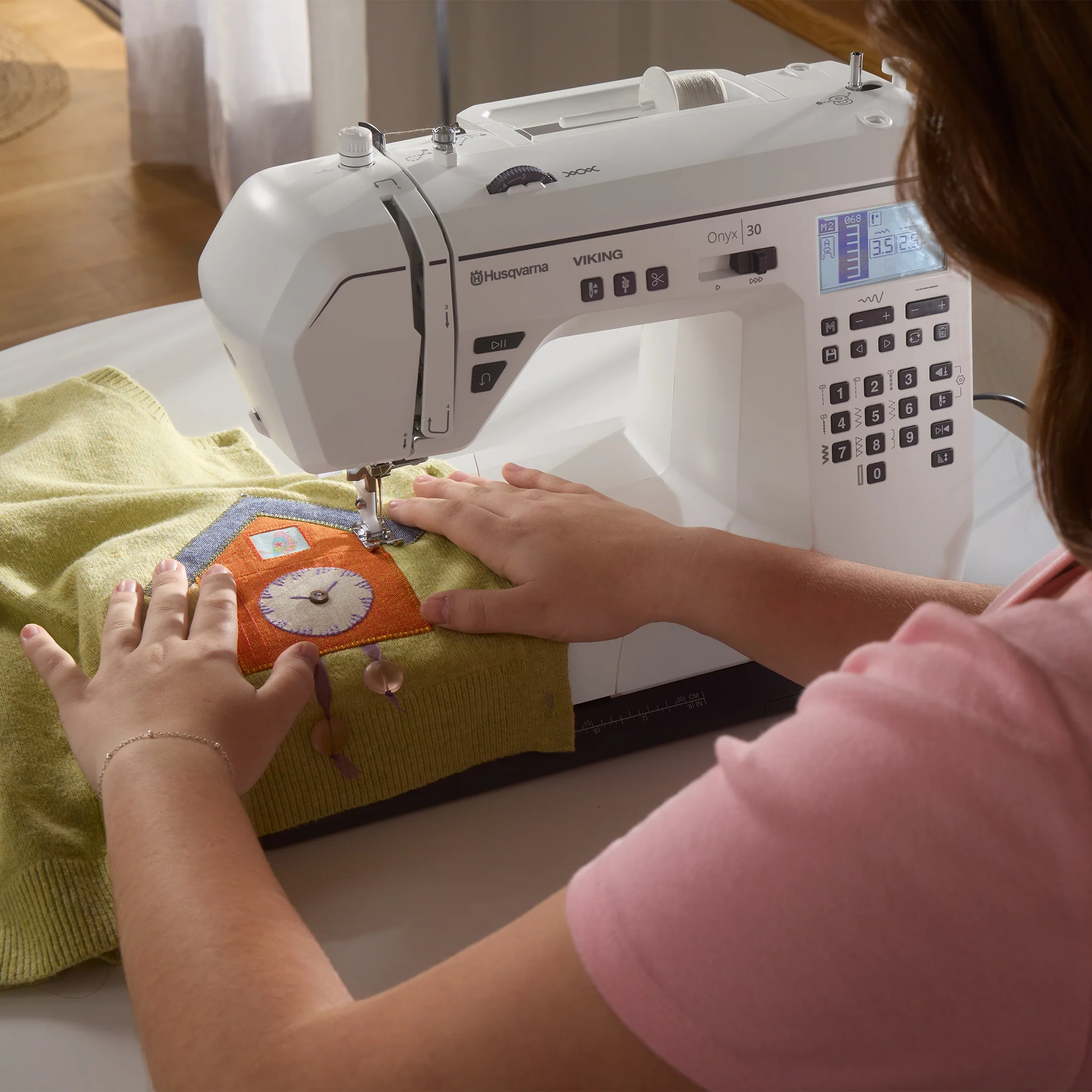 Husqvarna Viking Onyx 30 Computerized Sewing Machine - Image 4