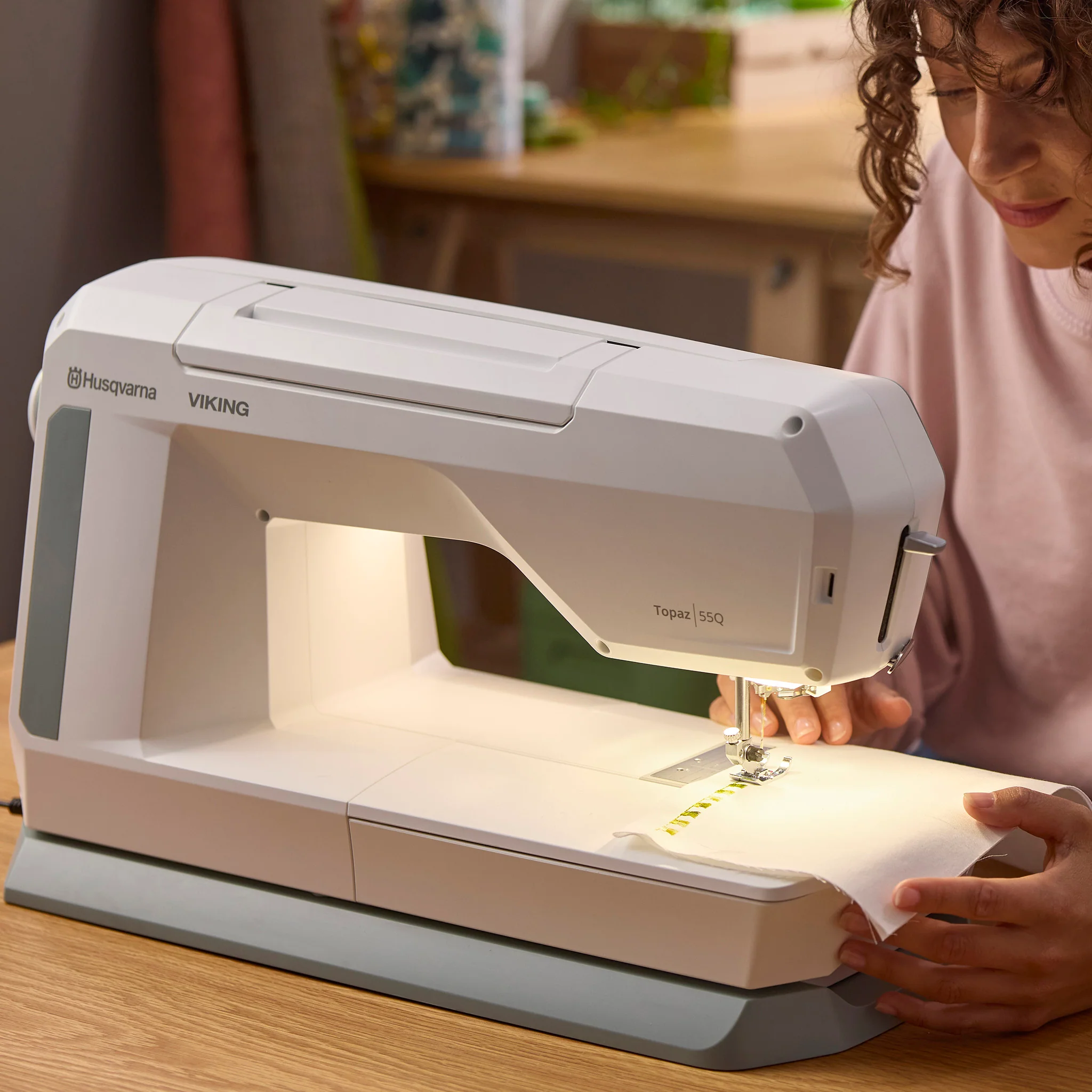 Husqvarna Viking Topaz 55Q Sewing Machine - Image 18